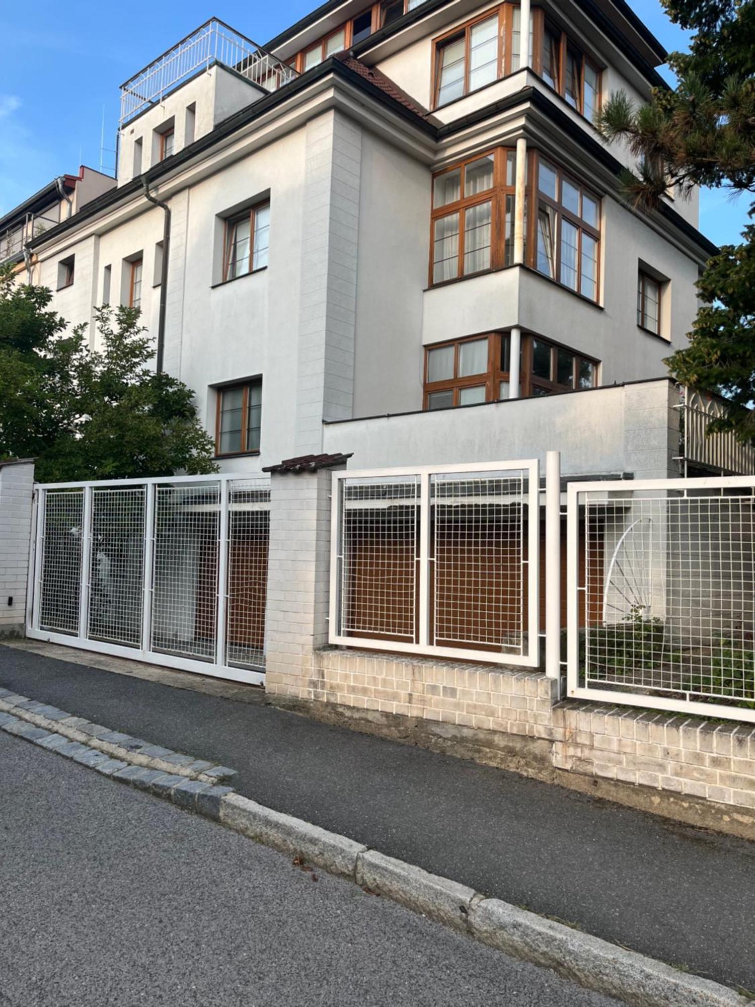 Residence Sarka Praag Buitenkant foto