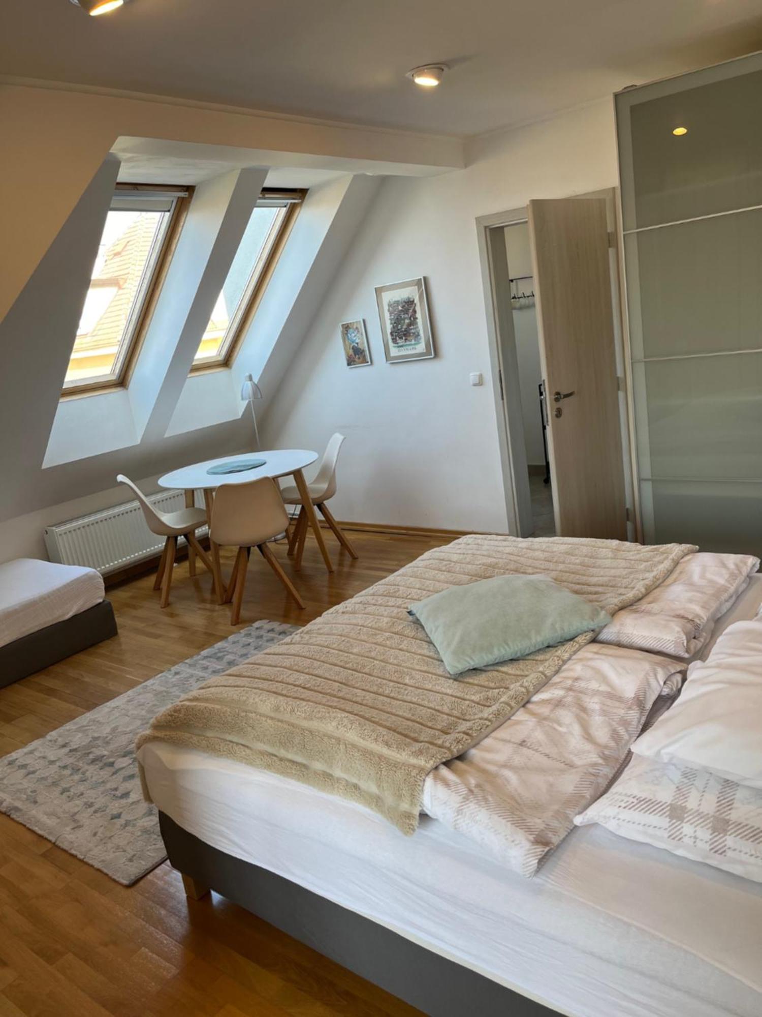 Residence Sarka Praag Buitenkant foto